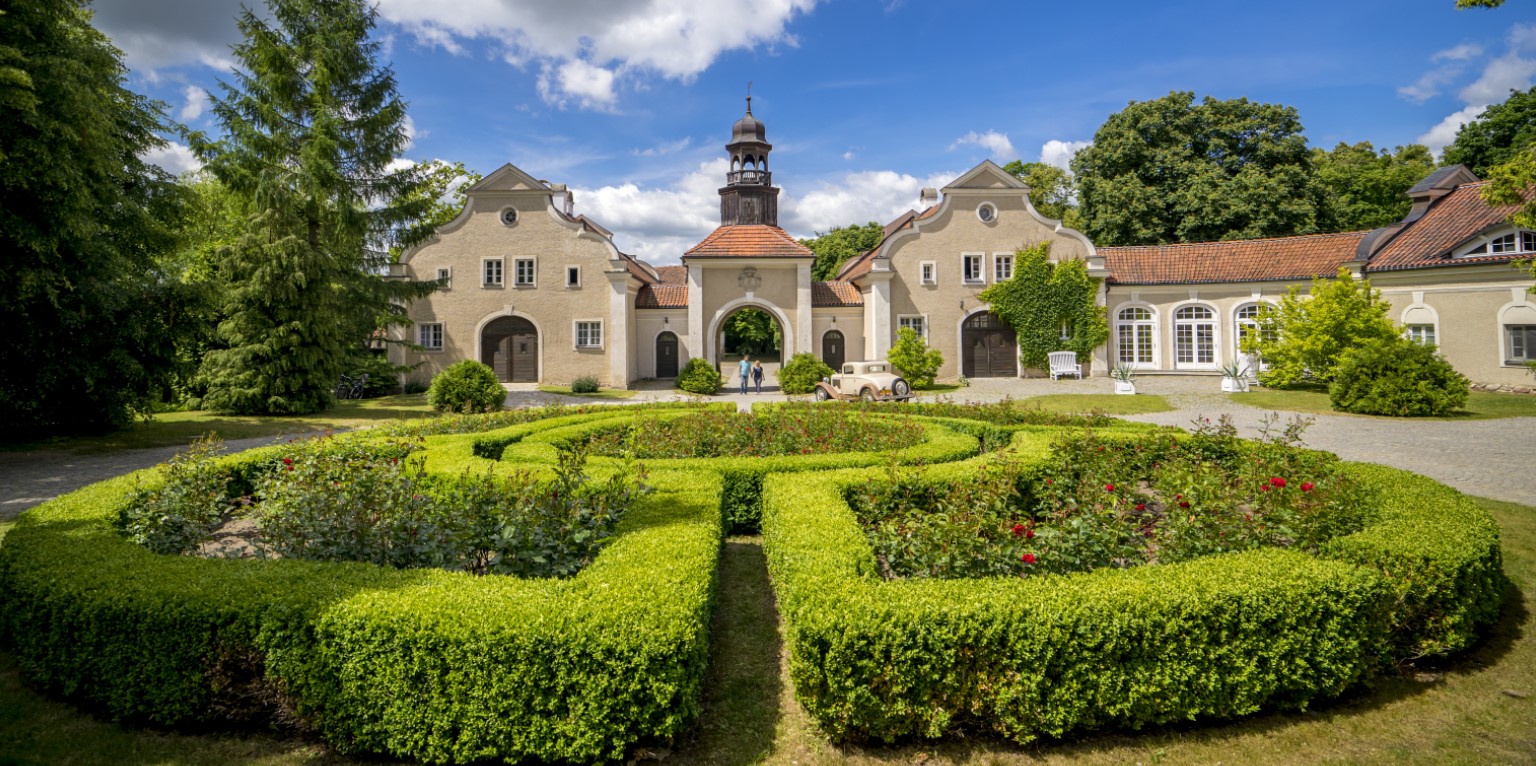 палац садиба готель ресторан нічліги апартаменти номери відпочинок в Польщі Мазури